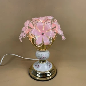 Lámpara de mesa vintage de metal dorado flores de vidrio patrón floral cerámica rosa - Imagen 1 de 13