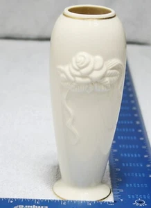 Jarrón de porcelana rosa en relieve marfil Lenox con ribete dorado 6" de alto - Imagen 1 de 6