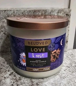 Vela vegana de 3 mechas de jojoba, madera de cedro y manzanilla Beloved Love & Rest - 15 oz nueva - Imagen 1 de 3