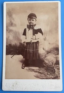 *Original* NIÑO PEQUEÑO CON FALDA ESCOCESA con BASTÓN Foto de gabinete de la década de 1890 MASSACHUSETTS - Imagen 1 de 2