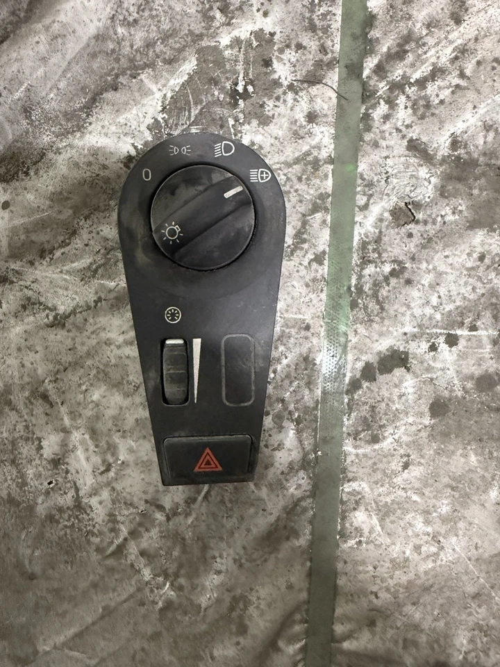 Interruptor de faros para camión Volvo VNL 20953575 Foto 1 de 3