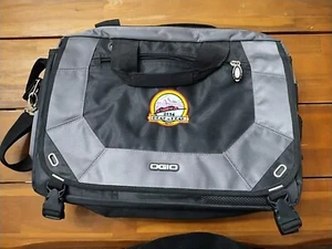 Ogio schwarz und grau Messenger Laptoptasche 18" mit Bergaufnäher Spitze zu Spitze - Bild 1 von 11