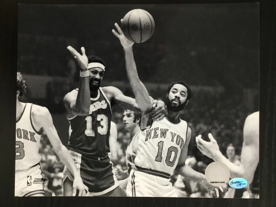Foto de baloncesto Wilt Chamberlain y Walt Frazier 8x10 en blanco y negro Foto 1 de 1