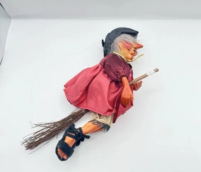 Department 56 Halloween,-Bruxa Voadora na Vassoura Roupas Vermelhas Decoração Vintage - Imagem 1 de 4