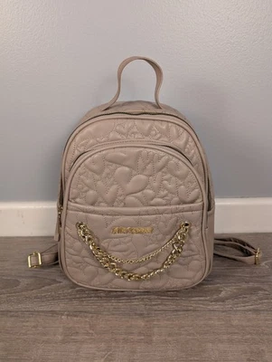 Bolso Mochila Bolso Betsey Johnson XO June Corazón Acolchado Cuero Sintético Taupe Pequeño Foto 1 de 4