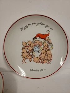 Vintage 1973 Adorabile KEWPIE & Babbo Natale Piatto di Natale Gioia Essere Ovunque RETRO KITSCH - Foto 1 di 4