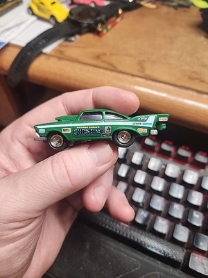 Coche divertido Johnny Lightning Green '58 Christine Plymouth escala 1/64 suelto Foto 1 de 4