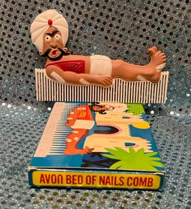 Peine de cama de uñas Avon Aladdin Genie con caja años 70 - Nuevo en caja - Imagen 1 de 1