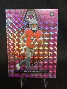 2024 Panini Mosaic Rookies Bucky Irving #385 Rosa Mimetico Mosaico Prizm (RC) - Foto 1 di 2
