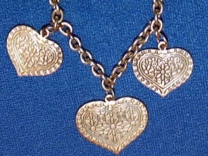 Girocollo donna alla moda con 3 pendenti cuore oggetto usato perfette condizioni - Foto 1 di 2