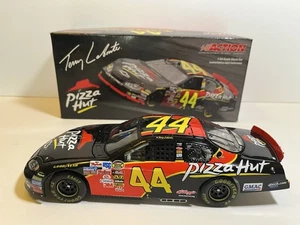1/24 TERRY LABONTE #44 PIZZA HUT CWB  2005 ACTION NASCAR DIECAST 1 OF 144 *BANK* - Picture 1 of 9