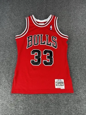 Camiseta deportiva Mitchell & Ness Swingman de los Chicago Bulls para hombre pequeña roja #33 Scottie Pippen Foto 1 de 4