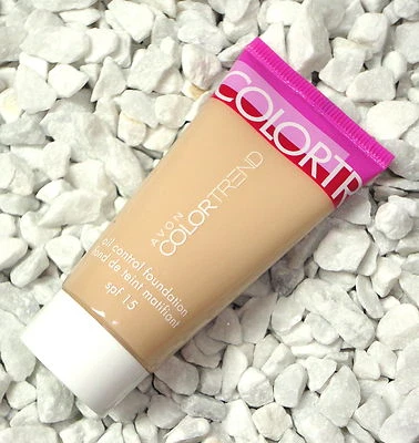 Avon ColorTrend FRESH FACE Foundation fettige Haut LSF15 Farbe Near Nude Neu - Bild 1 von 2