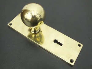 VINTAGE BRASS DOOR KNOB WITH KEY HOLE BACKPLATE - Picture 1 of 6