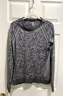 Top Pullover Title Nine Para Mujer Manga Larga Gris Floral Mediano Atletismo Foto 1 de 3