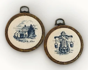 Juego de 2 mini escenas folclóricas enmarcadas de arte de punto de cruz holandés vintage bordado azul - Imagen 1 de 7