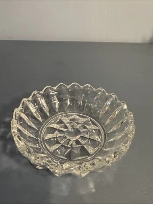 Plato de caramelo de vidrio prensado transparente vintage o tazón pequeño Foto 1 de 4