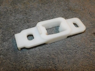 Ford Granada Ghia Monarch Versailles 1975-1982 nuevo puerta delantera ventana guía inferior Foto 1 de 3