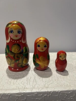 Set 3 bambole impilabili vintage russe in legno dipinte a mano - Immagine 1 di 3