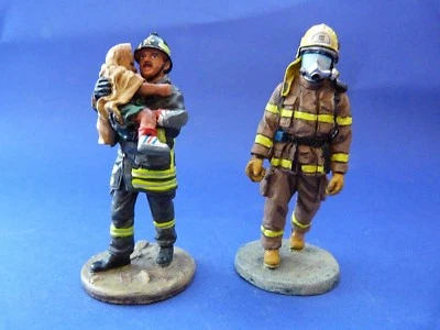 2 figurines de pompier en tenue de feu du Quebec et d'italie - Fireman - Photo 1/2