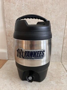INZONE Offizielle MLB New York Yankees 3 Gallonen Heckklappe Kanne mit Druckknopf Auslauf - Bild 1 von 3