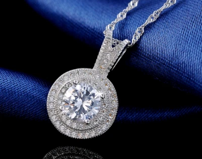 Colgante halo de moissanita corte redondo de 2,30 quilates enchapado en oro blanco de 14 quilates cadena libre de 18 quilates Foto 1 de 3