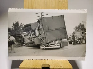FOTOGRAFÍA ORIGINAL EN BLANCO Y NEGRO ACCIDENTE DE SEMIRREMOLQUE CON COCHE AÑOS 40 3,5"" X 5,5"" - Imagen 1 de 3
