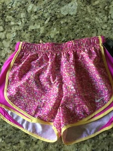 Neu mit Etikett Nike Dri-Fit Damen-Laufshorts Standard Passform Polyester PINK Größe Small - Bild 1 von 6
