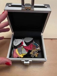 Paquete de 40 selecciones de guitarra Hard Rock Fender y pasador Tac con caja de almacenamiento de viaje - Imagen 1 de 14