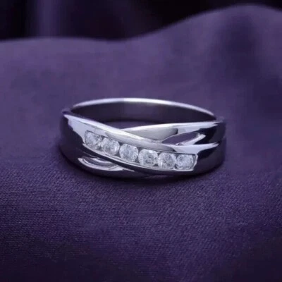 Alianza de boda para mujer con diamantes simulados de corte redondo de 2 quilates enchapado en oro blanco de 14 quilates Foto 1 de 4