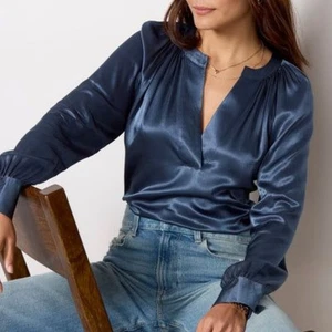Blusa top de satén con cuello dividido Wynna de Rails para mujer en aguas profundas - Imagen 1 de 10