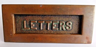 Antigua cubierta de ranura de correo de latón LETRAS en relieve pátina original vintage 7 x 3 pulgadas Foto 1 de 4