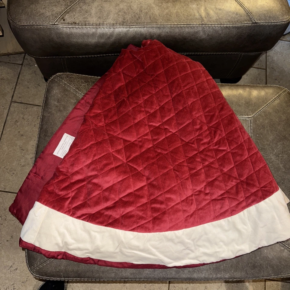 FALDA DE ÁRBOL DE NAVIDAD CLÁSICA DE TERCIOPELO GRANERO DE CERÁMICA 60" ROJA ACOLCHADA CON PUÑO MARFIL Foto 1 de 4