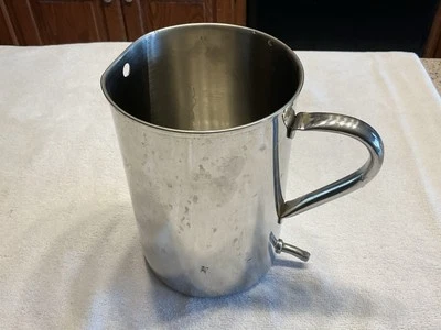 Caño de jarra de riego de acero inoxidable Vollrath 8892 de colección para uso en ciencias médicas Foto 1 de 4