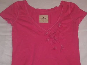 Camicia WMNS Hollister rosa con fiore cucito S/S scollo a V taglia S #M4390 - Foto 1 di 4