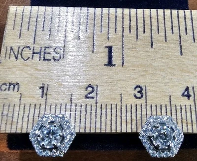 Aretes de diamantes con halo hexagonal de oro blanco de 14 k de 1/2 CTTW, Foto 1 de 4