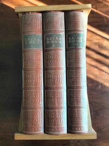 La Sacra Bibbia SAIE Illustrata 3 Volumi 1958 - Con Supporto in Legno - Foto 1 di 21