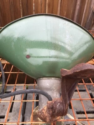 VTG Industrial Light , Clam Shell 22"x13" Green Porcelain with Bracket. - Image 1 of 4