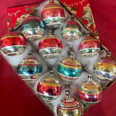 12 GREAT VINTAGE 1940s PREMIER CHRISTMAS ORNAMENTS IN ORIGINAL BOX : MADE IN USA - Image 1 of 4