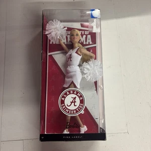 Muñeca Barbie Alabama Crimson Tide College Cheerleader Etiqueta Rosa NRFB Mattel 2011 - Imagen 1 de 2