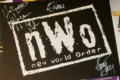 Póster firmado por Hulk Hogan, Scott Hall y Kevin Nash, WWE, WCW, AEW Foto 1 de 4