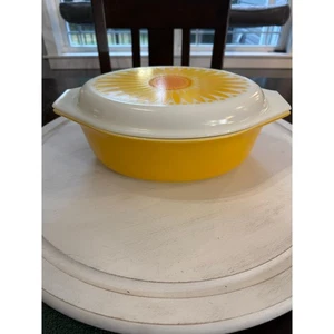 Cazuela vintage Pyrex amarillo margarita girasol 2,5 cuartos 045 con tapa de vaso de leche - Imagen 1 de 8