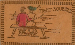 "A Tight Squeeze" Leder ungeteilter Rücken handkoloriert Postkarte. Liebespaar. - Bild 1 von 2