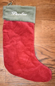 Pottery Barn klassischer Samtstrumpf rot & grün Monogramm Deedee Neu mit Etikett Medium - Bild 1 von 3