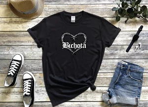 La Bichota Karol G, Bichota Heart Reggeaton schwarz/weiß T-Shirt, perfektes Geschenk.  - Bild 1 von 3