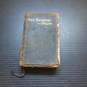 Antike Tasche Neues Testament und Psalmen mit abgenutztem Lederbezug 4" Höhe x 2,5" Breite - Bild 1 von 6