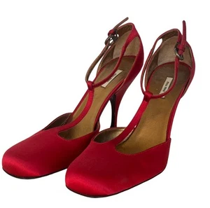 MIU MIU Bomba Rojo Satinado Tacón T Barra Hebilla 37.5 / 6.5 EE. UU. COMO NUEVO USADO 2 Horas - Imagen 1 de 7