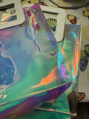 DOS bolsos de mano iridiscentes marca Target “1 cuenta” con asa de imitación de cuero blanco Foto 1 de 4