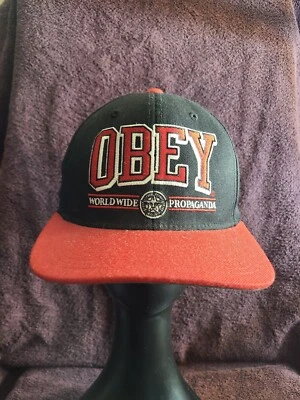 Boné/chapéu Snapback OBEY Worldwide Propaganda preto bordado ajustável - Imagem 1 de 4