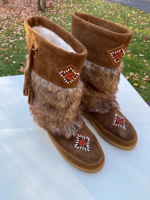 Minnetonka Mukluks Beaded Artic Suede Moccasin High Brown Fur Boots Woman's Sz 9 - Image 1 of 4
